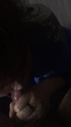45岁的张阿姨，屋内口含大鸡巴，嘴唇果然是老练，一下子就把鸡巴吃的湿哒哒了！ 截图16