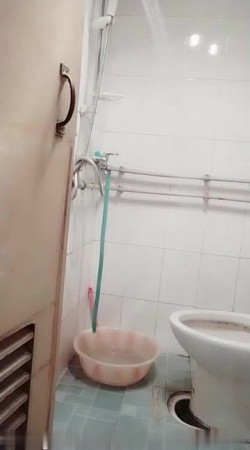 【高颜值】美少女战士 耐力强长时间双道具紫薇喷水秀+洗澡 第一部 截图15