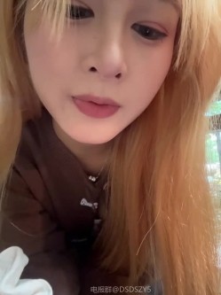️颜值主播【yuki_june】新人超高颜值黄发大眼睛美女、完美身材、户外商场真实漏出喷水 截图3
