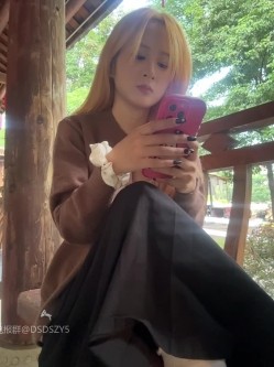 ️颜值主播【yuki_june】新人超高颜值黄发大眼睛美女、完美身材、户外商场真实漏出喷水 截图5