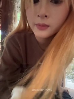 ️颜值主播【yuki_june】新人超高颜值黄发大眼睛美女、完美身材、户外商场真实漏出喷水 截图8