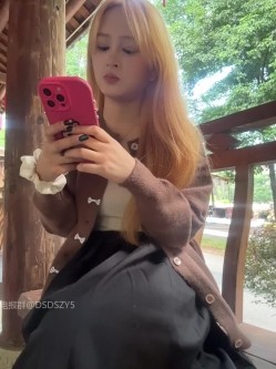 ️颜值主播【yuki_june】新人超高颜值黄发大眼睛美女、完美身材、户外商场真实漏出喷水 截图10