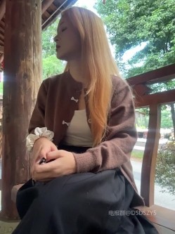 ️颜值主播【yuki_june】新人超高颜值黄发大眼睛美女、完美身材、户外商场真实漏出喷水 截图12