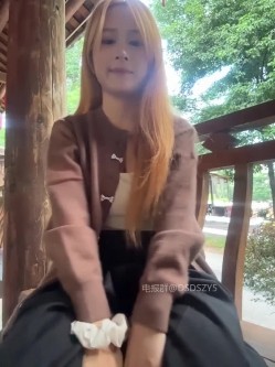 ️颜值主播【yuki_june】新人超高颜值黄发大眼睛美女、完美身材、户外商场真实漏出喷水 截图13