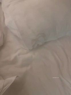 绿帽老公忽悠漂亮娇妻换上黑丝戴上眼罩 ️找朋友来操她被干到狂叫受不了 截图7
