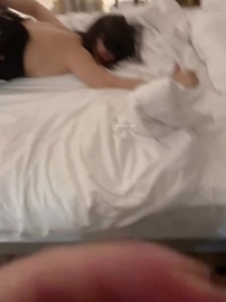 绿帽老公忽悠漂亮娇妻换上黑丝戴上眼罩 ️找朋友来操她被干到狂叫受不了 截图13