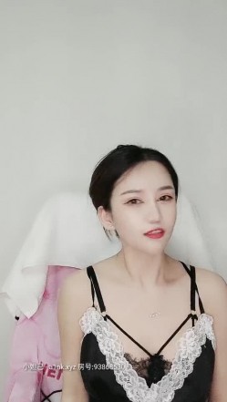 迷人的少妇全程露脸情趣装黑丝袜诱惑，珍珠内裤摩擦着骚逼呻吟，大黑牛自慰阴蒂表情好骚，淫声荡语不断续 截图4