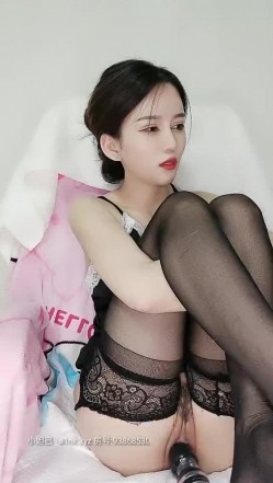 迷人的少妇全程露脸情趣装黑丝袜诱惑，珍珠内裤摩擦着骚逼呻吟，大黑牛自慰阴蒂表情好骚，淫声荡语不断续 截图11