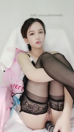 迷人的少妇全程露脸情趣装黑丝袜诱惑，珍珠内裤摩擦着骚逼呻吟，大黑牛自慰阴蒂表情好骚，淫声荡语不断续 截图12