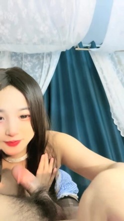 极品网红美少女！烈焰红唇浓妆！难得约炮操逼，吊带性感黑丝，小舌头舔屌吸吮，骑乘位无套内射 截图5