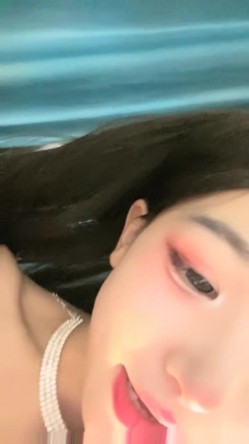 极品网红美少女！烈焰红唇浓妆！难得约炮操逼，吊带性感黑丝，小舌头舔屌吸吮，骑乘位无套内射 截图7