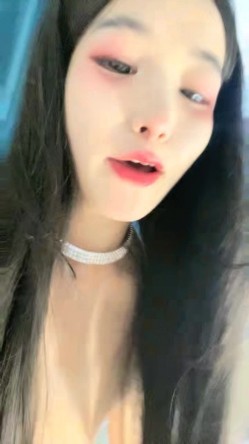 极品网红美少女！烈焰红唇浓妆！难得约炮操逼，吊带性感黑丝，小舌头舔屌吸吮，骑乘位无套内射 截图10