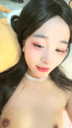 极品网红美少女！烈焰红唇浓妆！难得约炮操逼，吊带性感黑丝，小舌头舔屌吸吮，骑乘位无套内射 截图16