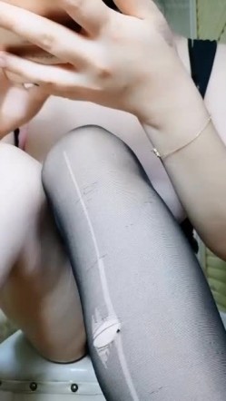 戴着口罩的骚货主播 叫声非常骚 床上先用跳蛋摩擦阴蒂然后道具插逼 骑乘 淫水直流 奶子也很大 截图9