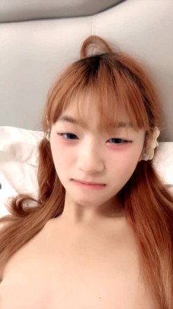新来的蝴蝶逼乖巧小妹，全程露脸被小哥哥玩弄，颜值很高舔弄大鸡巴，被小哥压在身下大鸡巴贯穿好紧精彩刺激 截图3