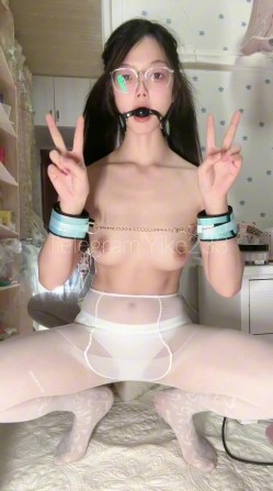 可盐可甜极品大奶清纯女神【小罗老师、旖可】付费露脸视图，露出裸舞性爱调教，年纪虽轻却很反差 截图4