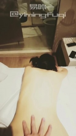 推特57万粉，95后G奶绿帽淫妻【易鸣夫妻_奶昔吖】付费，各种唯美性爱内射 截图4