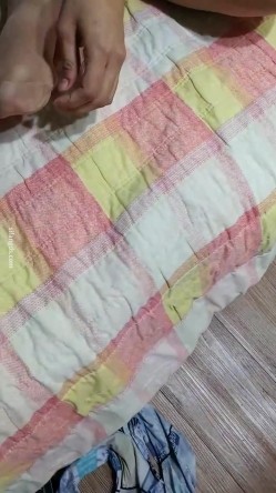 【私房泡良原创自拍】，烈焰红唇少妇，出租屋内强行推倒插入，无套插入，逼美水多，完美露脸！ 截图3
