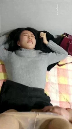 【私房泡良原创自拍】，烈焰红唇少妇，出租屋内强行推倒插入，无套插入，逼美水多，完美露脸！ 截图13