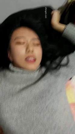 【私房泡良原创自拍】，烈焰红唇少妇，出租屋内强行推倒插入，无套插入，逼美水多，完美露脸！ 截图14