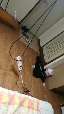 【私房泡良原创自拍】，烈焰红唇少妇，出租屋内强行推倒插入，无套插入，逼美水多，完美露脸！ 截图16