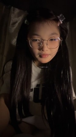 正宗校花学妹，【十四诗】，宿舍今天空无一人，躲在下铺蚊帐里，掏出玩具插屄，极品反差眼镜妹，乖乖女也疯狂 截图3