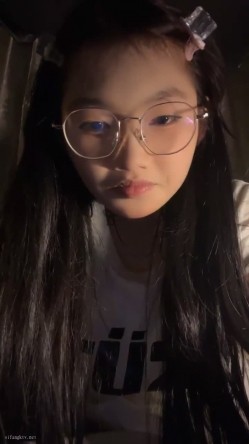 正宗校花学妹，【十四诗】，宿舍今天空无一人，躲在下铺蚊帐里，掏出玩具插屄，极品反差眼镜妹，乖乖女也疯狂 截图4