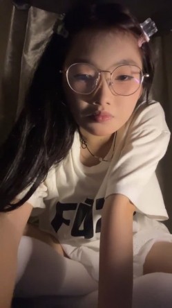 正宗校花学妹，【十四诗】，宿舍今天空无一人，躲在下铺蚊帐里，掏出玩具插屄，极品反差眼镜妹，乖乖女也疯狂 截图5