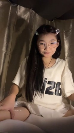 正宗校花学妹，【十四诗】，宿舍今天空无一人，躲在下铺蚊帐里，掏出玩具插屄，极品反差眼镜妹，乖乖女也疯狂 截图7