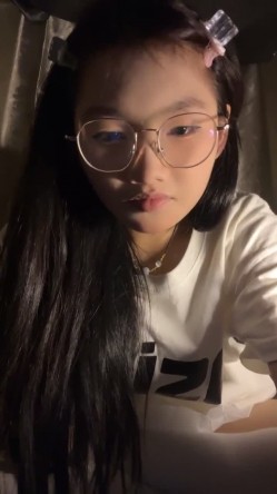 正宗校花学妹，【十四诗】，宿舍今天空无一人，躲在下铺蚊帐里，掏出玩具插屄，极品反差眼镜妹，乖乖女也疯狂 截图8