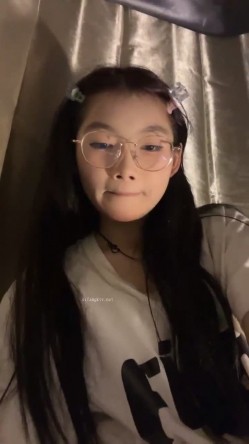 正宗校花学妹，【十四诗】，宿舍今天空无一人，躲在下铺蚊帐里，掏出玩具插屄，极品反差眼镜妹，乖乖女也疯狂 截图10