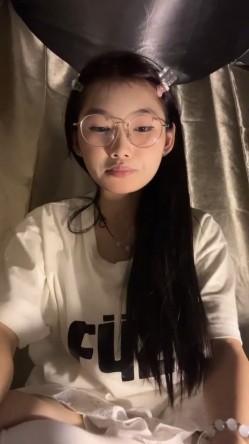 正宗校花学妹，【十四诗】，宿舍今天空无一人，躲在下铺蚊帐里，掏出玩具插屄，极品反差眼镜妹，乖乖女也疯狂 截图11