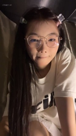 正宗校花学妹，【十四诗】，宿舍今天空无一人，躲在下铺蚊帐里，掏出玩具插屄，极品反差眼镜妹，乖乖女也疯狂 截图12