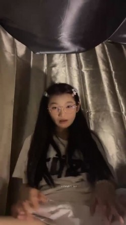 正宗校花学妹，【十四诗】，宿舍今天空无一人，躲在下铺蚊帐里，掏出玩具插屄，极品反差眼镜妹，乖乖女也疯狂 截图13