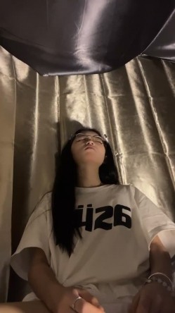 正宗校花学妹，【十四诗】，宿舍今天空无一人，躲在下铺蚊帐里，掏出玩具插屄，极品反差眼镜妹，乖乖女也疯狂 截图14