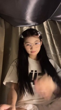 正宗校花学妹，【十四诗】，宿舍今天空无一人，躲在下铺蚊帐里，掏出玩具插屄，极品反差眼镜妹，乖乖女也疯狂 截图16