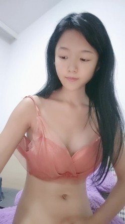 清纯学妹露脸发骚真会勾人啊，揉奶玩逼看特写，厕所坐在马桶上撒尿呲得好有劲，道具不停抽插骚穴高潮不 截图1