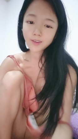 清纯学妹露脸发骚真会勾人啊，揉奶玩逼看特写，厕所坐在马桶上撒尿呲得好有劲，道具不停抽插骚穴高潮不 截图6