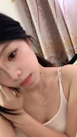 【雯雯舌头很灵活】尤物 纯美校花~美呆了~娇柔玉体 抠逼自慰 截图3