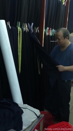 天花板露出狂人大胆御姐【cikaimoon】，闹市公园白天各种人前露出，屌炸天 截图1