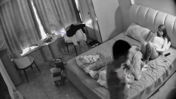 民宿酒店偷拍纹身社会哥和兄弟吹牛喝酒等兄弟走后把漂亮女友叫醒狠狠操床上草到沙发 截图3