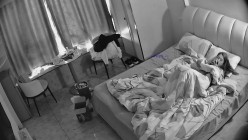 民宿酒店偷拍纹身社会哥和兄弟吹牛喝酒等兄弟走后把漂亮女友叫醒狠狠操床上草到沙发 截图6