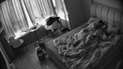 民宿酒店偷拍纹身社会哥和兄弟吹牛喝酒等兄弟走后把漂亮女友叫醒狠狠操床上草到沙发 截图7