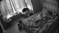 民宿酒店偷拍纹身社会哥和兄弟吹牛喝酒等兄弟走后把漂亮女友叫醒狠狠操床上草到沙发 截图9