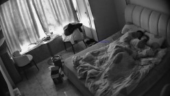 民宿酒店偷拍纹身社会哥和兄弟吹牛喝酒等兄弟走后把漂亮女友叫醒狠狠操床上草到沙发 截图10