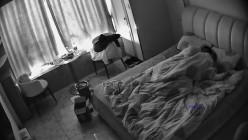 民宿酒店偷拍纹身社会哥和兄弟吹牛喝酒等兄弟走后把漂亮女友叫醒狠狠操床上草到沙发 截图11