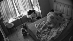 民宿酒店偷拍纹身社会哥和兄弟吹牛喝酒等兄弟走后把漂亮女友叫醒狠狠操床上草到沙发 截图12
