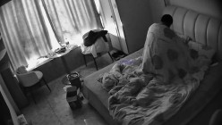 民宿酒店偷拍纹身社会哥和兄弟吹牛喝酒等兄弟走后把漂亮女友叫醒狠狠操床上草到沙发 截图14