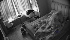民宿酒店偷拍纹身社会哥和兄弟吹牛喝酒等兄弟走后把漂亮女友叫醒狠狠操床上草到沙发 截图15