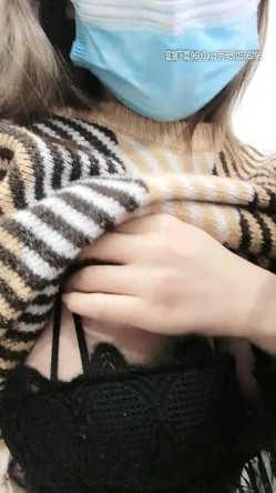 办公室里的小骚货安奈不住寂寞听狼友的到卫生间小秀一下，相当于全裸的揉捏大奶自慰骚逼，还他么的没有毛 截图1